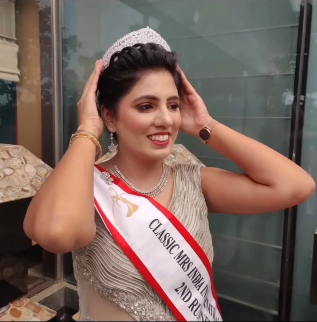 Aditi Taneja being crowned as 2nd Runner-Up, Mrs India International Queen 2022